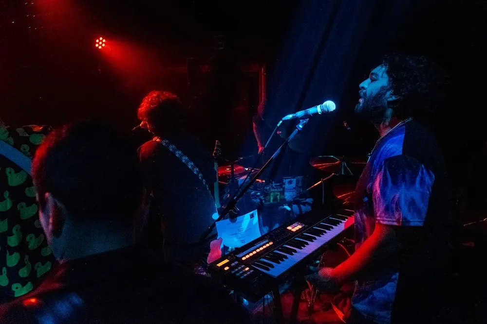 Cami cantando en el teclado