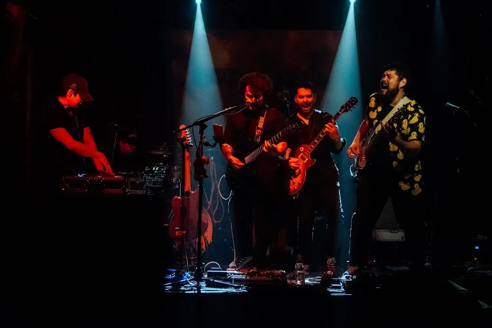 Chuy, Dr Verdugo, El Ariel y PatoParick en vivo bajo luz azul