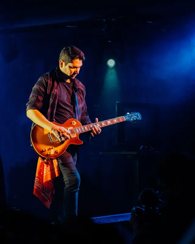 El Ariel tocando guitarra en vivo